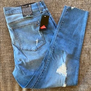 LuLaRoe Skinny Fit Distressed Denim BNWT! 💖🎉😍